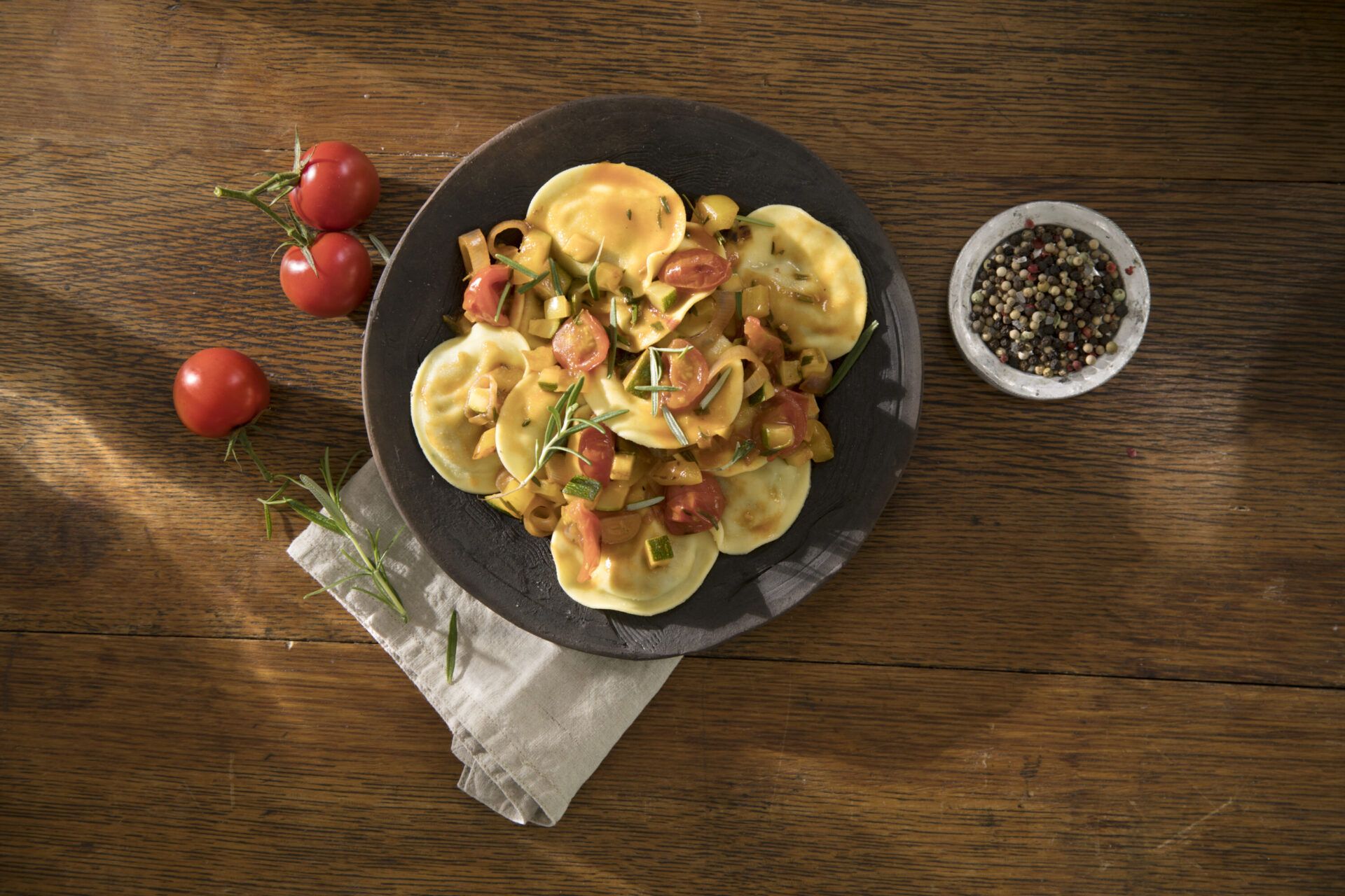 Tortelli Pesto Basilico mit Ratatouille_Website